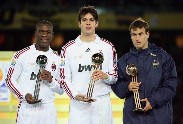 Kaka (Mitte) mit goldenem, Clarence Seedorf (li., beide AC Mailand) mit silbernem und Rodrigo Palacio (Boca Juniors Buenos Aires) mit bronzenem Ball - beste Spieler der Klub WM 2007 -  Fußball WM Herren Fifa Klub WM 2007, Finale, Endspiel, World Championship, Toyota Cup, AC Mailand, Milan Gruppe Yokohama Freude, Fußball WM Herren Fifa Klub WM 2007, Finale, Endspiel, World Championship, Toyota Cup, AC Mailand, Milan Gruppe Yokohama Freude,