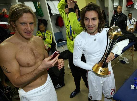 Klubweltmeister 2007 - Massimo Ambrosini (li.) und Andrea Pirlo (beide AC Mailand) mit dem Pokal in der Umkleide -  Fußball WM Herren FIFA Klub WM 2007, World Championship, Toyota Cup, Worldcup Gruppe o0 Feier, feiern, Siegesfeier, Kabinenfeier Yokohama Fußball WM Herren FIFA Klub WM 2007, World Championship, Toyota Cup, Worldcup Gruppe o0 Feier, feiern, Siegesfeier, Kabinenfeier Yokohama