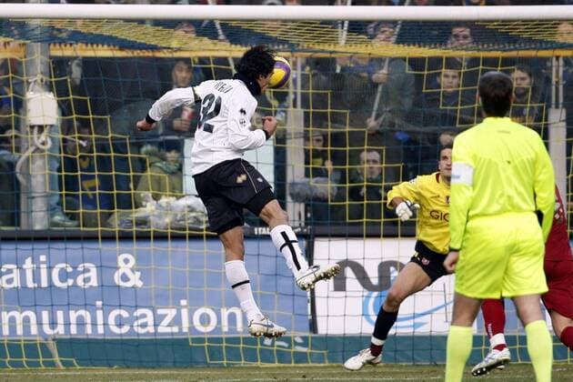 Bernardo Corradi (Parma, li.) trifft per Kopfball zum 1:0 -  Fußball Herren Serie A 2007 2008, 1. Italienische Liga, FC Parma - Reggina Calcio 3:0 Gruppe Parma Dynamik, Höhe, Fußball Herren Serie A 2007 2008, 1. Italienische Liga, FC Parma - Reggina Calcio 3:0 Gruppe Parma Dynamik, Höhe,