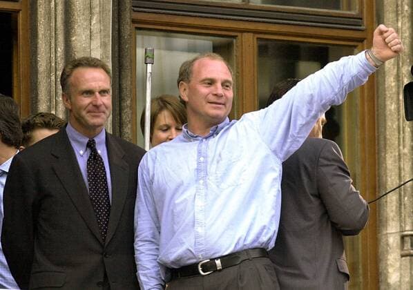 Manager Uli Hoeneß (re.) jubelt den Anhängern zu, daneben Vizepräsident Karl Heinz Rummenigge (beide Bayern) Fußball 1. BL Herren Saison 1999 2000, FC Bayern München, Deutscher Meister, Deutsche Meisterschaft, Meisterfeier, Feier Gruppe Rathausplatz, Rathaus, Marienplatz, Rathausbalkon München Fußball 1. BL Herren Saison 1999 2000, FC Bayern München, Deutscher Meister, Deutsche Meisterschaft, Meisterfeier, Feier Gruppe Rathausplatz, Rathaus, Marienplatz, Rathausbalkon München