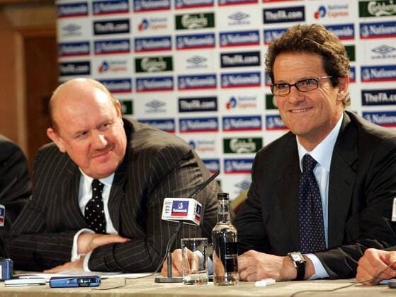 Der neue Nationaltrainer Fabio Capello (re.) und FA Geschäftsführer Brian Barwick (beide England) gut gelaunt während der Pressekonferenz - EDITORIAL USE ONLY. No use with unauthorised audio, video, data, fixture lists, club league logos or live services. Online in-match use limited to 120 images, no video emulation. No use in betting, games or single club league player publications. Herren Nationalteam 2007, Pressekonferenz, Pressetermin, Präsentation, Vorstellung Gruppe Schriftzug, Mikro, Mikrofon, lächeln London Herren Nationalteam 2007, Pressekonferenz, Pressetermin, Präsentation, Vorstellung Gruppe Schriftzug, Mikro, Mikrofon, lächeln London