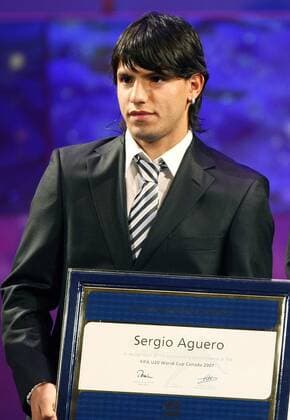 Sergio Aguero (Argentinien Atletico Madrid) präsentiert stolz die Urkunde für den besten Spieler der U20 WM 2007 anlässlich der FIFA World Player Gala 2007 -  Fußball Herren FIFA World Player Gala 2007, Wahl zum Weltfußballer des Jahres Award, Fußballer beste bester Spieler Einzelbild Zürich Fußball Herren FIFA World Player Gala 2007, Wahl zum Weltfußballer des Jahres Award, Fußballer beste bester Spieler Einzelbild Zürich