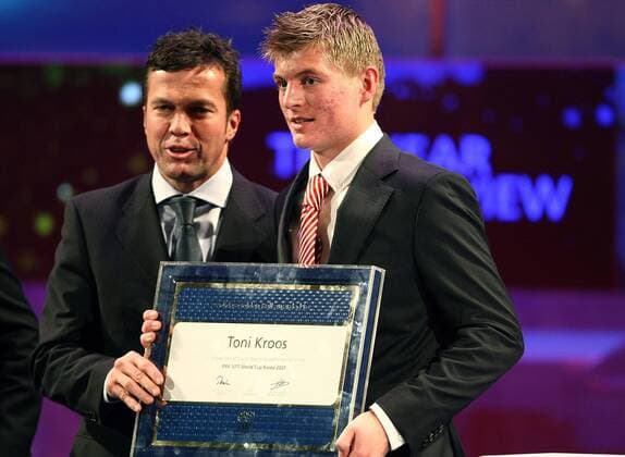 Segeln, GP F50 vor New York Toni Kroos (Bayern) präsentiert mit Lothar Matthäus (beide Deutschland) stolz die Urkunde für den besten Spieler der U17 WM 2007 anlässlich der FIFA World Player Gala 2007 -  Fußball Herren FIFA World Player Gala 2007, Wahl zum Weltfußballer des Jahres Award, Fußballer beste bester Spieler Gruppe Zürich Fußball Herren FIFA World Player Gala 2007, Wahl zum Weltfußballer des Jahres Award, Fußballer beste bester Spieler Gruppe Zürich