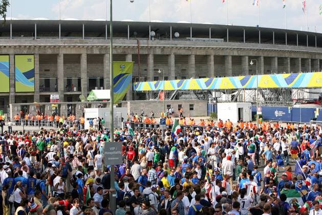 Gedränge im Eingangsbereich vor den Toren des Berliner Olympiastadion - italienische und französische Fans warten auf die Öffnung der Stadiontore -  Fußball Länderspiel Herren WM 2006, Nationalmannschaft, Finale, Endspiel, Italien - Frankreich 1:1 n.V., 5:3 n.E. Totale Olympiastadion, Stadion, Fußballstadion Berlin Außenbereich Masse, Fußball Länderspiel Herren WM 2006, Nationalmannschaft, Finale, Endspiel, Italien - Frankreich 1:1 n.V., 5:3 n.E. Totale Olympiastadion, Stadion, Fußballstadion Berlin Außenbereich Masse,