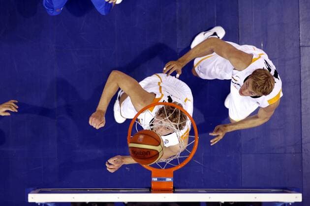 EuroBasket 2022, DBB, Historie, EM - Historie Dirk Nowitzki (Mitte) und Jan Hendrik Jagla (beide Deutschland) unterm Korb -  Basketball EM Herren EM 2007, Länderspiel, Nationalmannschaft, Nationaltrikot Gruppe Madrid Basketball EM Herren EM 2007, Länderspiel, Nationalmannschaft, Nationaltrikot Gruppe Madrid