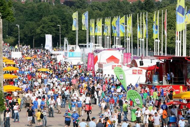Fanfest vor den Toren des Berliner Olympiastadions auf dem Olympischen Platz - italienische und französische Fans vertreiben sich die Zeit bis zum Einlaßbeginn -  Fußball Länderspiel Herren WM 2006, Nationalmannschaft, Finale, Endspiel, Italien - Frankreich 1:1 n.V., 5:3 n.E. Totale Olympiastadion, Eingangsbereich Berlin, Olympischer Platz Fußball Länderspiel Herren WM 2006, Nationalmannschaft, Finale, Endspiel, Italien - Frankreich 1:1 n.V., 5:3 n.E. Totale Olympiastadion, Eingangsbereich Berlin, Olympischer Platz