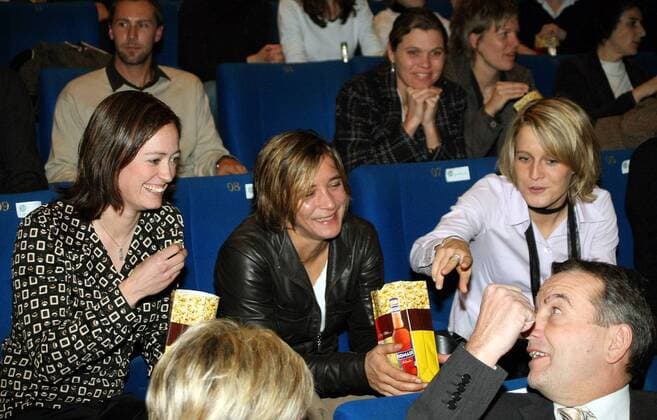 Wolfgang Niersbach bekommt Popcorn von Sandra Smisek (Mitte), Renate Lingor (li.) und Saskia Bartusiak (alle Deutschland) anlässlich der Premiere des Dokumentarfilms Die besten Frauen der Welt Fußball Damen Filmpremiere 2007, Kinopremiere, Film, Kino, Kinofilm, Nationalmannschaft, Frauen, Frauenfußball Gruppe o0 WM Fußball Damen Filmpremiere 2007, Kinopremiere, Film, Kino, Kinofilm, Nationalmannschaft, Frauen, Frauenfußball Gruppe o0 WM
