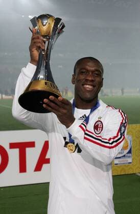 Clarence Seedorf (AC Mailand) präsentiert stolz die Trophäe für den Erfolg bei der FIFA Klub Weltmeisterschaft 2007 - Fußball Herren FIFA Klub WM 2007, World Championship, Toyota Cup, Worldcup, Finale, Endspiel, Milan Einzelbild Yokohama Begeisterung, Freude, Fußball Herren FIFA Klub WM 2007, World Championship, Toyota Cup, Worldcup, Finale, Endspiel, Milan Einzelbild Yokohama Begeisterung, Freude,