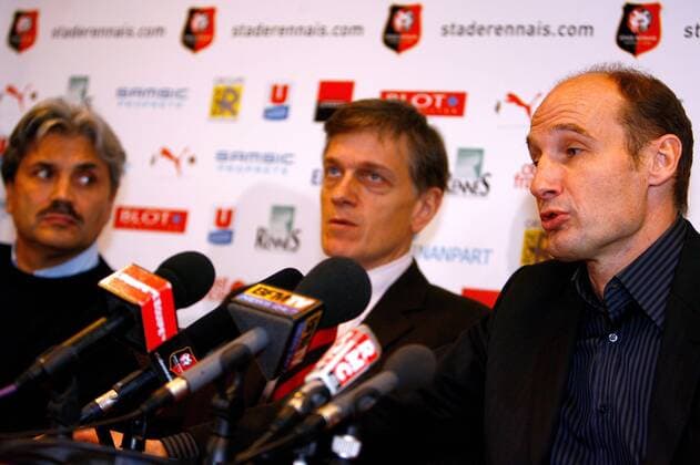 Manager Pierre Dreossi (re.) und Präsident Frederic de Saint Sernin (Mitte) stellen Guy Lacombe (alle Rennes) als neuen Trainer vor - (pan23752) Fußball Herren Ligue 1 2007 2008, 1. Französische Liga, Stade Rennais, Präsentation, Pressetermin, PK Gruppe Rennes Fußball Herren Ligue 1 2007 2008, 1. Französische Liga, Stade Rennais, Präsentation, Pressetermin, PK Gruppe Rennes