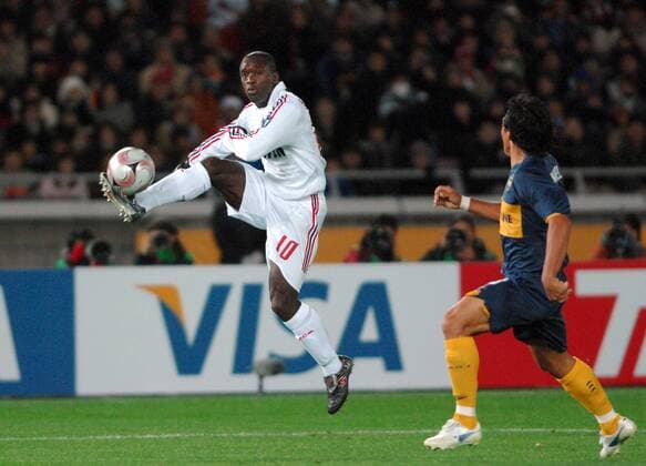 Clarence Seedorf (AC Mailand, li.) mit filigraner Ballannahme - Fußball Herren FIFA Klub WM 2007, World Championship, Toyota Cup, Worldcup, Finale, Endspiel, Milan Gruppe o0 Visa Werbebande, Bande, Werbung Wirtschaft Yokohama Dynamik, Fußball Herren FIFA Klub WM 2007, World Championship, Toyota Cup, Worldcup, Finale, Endspiel, Milan Gruppe o0 Visa Werbebande, Bande, Werbung Wirtschaft Yokohama Dynamik,