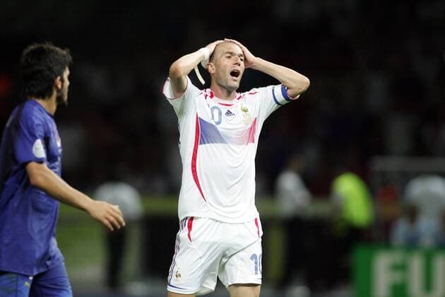 Zinedine Zidane (Frankreich, re.) verzweifelt, Gennaro Gattuso (Italien) daneben -  Fußball Länderspiel Herren WM 2006, Nationalmannschaft, Nationaltrikot Finale Endspiel, Frankreich - Italien 6:4 n.E., Vdig Gruppe Berlin Enttäuschung, Fußball Länderspiel Herren WM 2006, Nationalmannschaft, Nationaltrikot Finale Endspiel, Frankreich - Italien 6:4 n.E., Vdig Gruppe Berlin Enttäuschung,