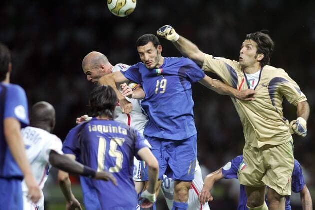 Gianluca Zambrotta (Mitte) und Torwart Gianluigi Buffon (beide Italien) gegen Zinedine Zidane (Frankreich) -  Fußball Länderspiel Herren WM 2006, Nationalmannschaft, Nationaltrikot Finale Endspiel, Frankreich - Italien 6:4 n.E., Vdig Gruppe Berlin Dynamik, Abwehr, Fußball Länderspiel Herren WM 2006, Nationalmannschaft, Nationaltrikot Finale Endspiel, Frankreich - Italien 6:4 n.E., Vdig Gruppe Berlin Dynamik, Abwehr,