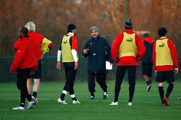 Trainer Guy Lacombe (Rennes, Mitte) leitet sein erstes Training -  (pan23755) Fußball Herren Ligue 1 2007 2008, 1. Französische Liga, Stade Rennais Gruppe Rennes Fußball Herren Ligue 1 2007 2008, 1. Französische Liga, Stade Rennais Gruppe Rennes
