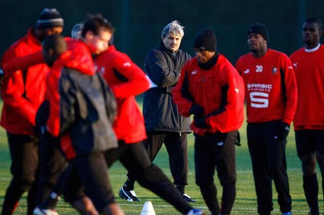 Trainer Guy Lacombe (Rennes, Mitte) leitet sein erstes Training -  (pan23755) Fußball Herren Ligue 1 2007 2008, 1. Französische Liga, Stade Rennais Gruppe Rennes Fußball Herren Ligue 1 2007 2008, 1. Französische Liga, Stade Rennais Gruppe Rennes