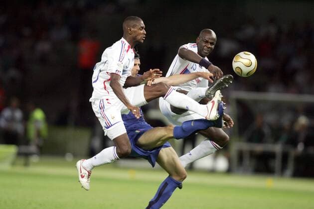 Eric Abidal (li.) und Lilian Thuram (beide Frankreich, re.) gegen Vincenzo Iaquinta (Italien) -  Fußball Länderspiel Herren WM 2006, Nationalmannschaft, Nationaltrikot Finale Endspiel, Frankreich - Italien 6:4 n.E., Vdig Gruppe Berlin Dynamik, Fußball Länderspiel Herren WM 2006, Nationalmannschaft, Nationaltrikot Finale Endspiel, Frankreich - Italien 6:4 n.E., Vdig Gruppe Berlin Dynamik,