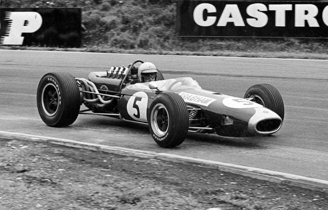 Jack Brabham (Australien Brabham) in seinem Boliden -  Motorsport Grand Prix Herren Großer Preis von Großbritannien 1966, Formel 1 Weltmeisterschaft, F1, F, GP, WM Einzelbild Brands Hatch Motorsport Grand Prix Herren Großer Preis von Großbritannien 1966, Formel 1 Weltmeisterschaft, F1, F, GP, WM Einzelbild Brands Hatch