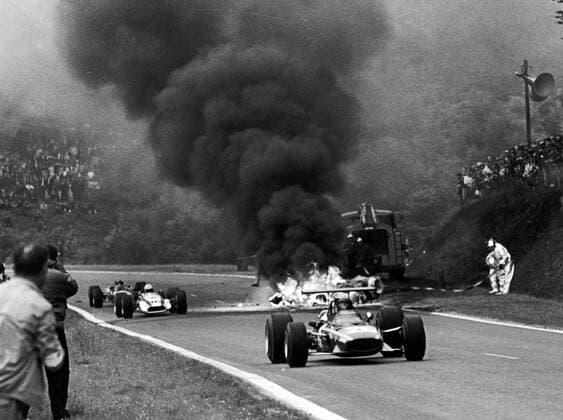 Jacky Ickx (Belgien Ferrari, vorn) passiert den in Flammen stehende Boliden von Joseph Schlesser (Frankreich Honda), der bei diesem Unfall zu Tode kam - Motorsport Grand Prix Herren Großer Preis von Frankreich 1968, Formel 1 Weltmeisterschaft, F1, F, GP, WM Totale Rouen les Essarts Motorsport Grand Prix Herren Großer Preis von Frankreich 1968, Formel 1 Weltmeisterschaft, F1, F, GP, WM Totale Rouen les Essarts
