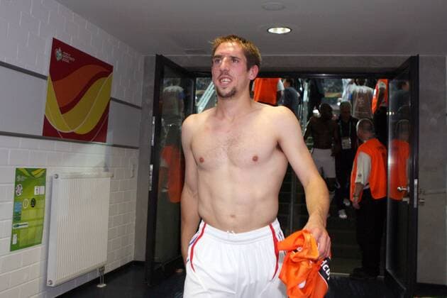 Franck Ribery (Frankreich) verschwindet gut gelaunt in den Katakomben -  Fußball WM Herren WM 2006, Länderspiel, Nationaltrikot, Nationalteam, Viertelfinale Einzelbild Frankfurt M. Freude, Fußball WM Herren WM 2006, Länderspiel, Nationaltrikot, Nationalteam, Viertelfinale Einzelbild Frankfurt M. Freude,