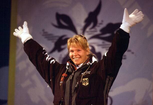 Katja Seizinger (Deutschland), Olympiasiegerin 1998 in Nagano Seizinger gewann von 1992 bis 1998 bei Olympischen Spielen 3 Goldmedaillen und 2 Bronzemedaillen Alpiner Skilauf OS Winter Damen Olympische Spiele 1998, Winterspiele, Ski Alpin, Skisport Einzelbild Aufnahmedatum geschätzt Nagano Freude, Alpiner Skilauf OS Winter Damen Olympische Spiele 1998, Winterspiele, Ski Alpin, Skisport Einzelbild Aufnahmedatum geschätzt Nagano Freude,