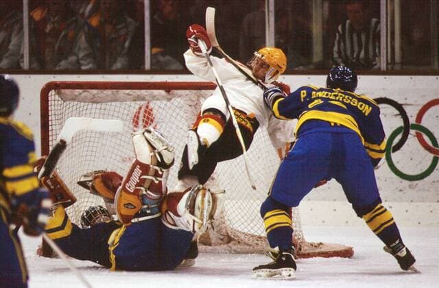 Peter Andersson (Schweden, re.) streckt einen deutschen Spieler mit einem Stockschlag nieder Eishockey OS Winter Herren Olympische Winterspiele Lillehammer 1994, Spiele, Nationalteam, Nationaltrikot, Länderspiel, Gruppe Gjövik, Gjoevik, Gjovik Dynamik, Kampf, Eishockey OS Winter Herren Olympische Winterspiele Lillehammer 1994, Spiele, Nationalteam, Nationaltrikot, Länderspiel, Gruppe Gjövik, Gjoevik, Gjovik Dynamik, Kampf,