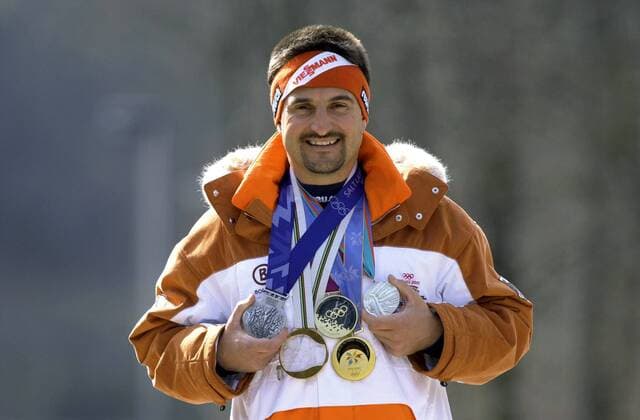 Georg Hackl (Deutschland) mit seinen vielen Olympiamedaillen während der Präsentation der Olympiabekleidung für Salt Lake City 2002 Rennrodeln OS Winter Herren Vorschau 2001, Olympische Winterspiele Salt Lake City 2002, Spiele, Einzelbild Präsentation, Pressetermin, Neuss Rennrodeln OS Winter Herren Vorschau 2001, Olympische Winterspiele Salt Lake City 2002, Spiele, Einzelbild Präsentation, Pressetermin, Neuss