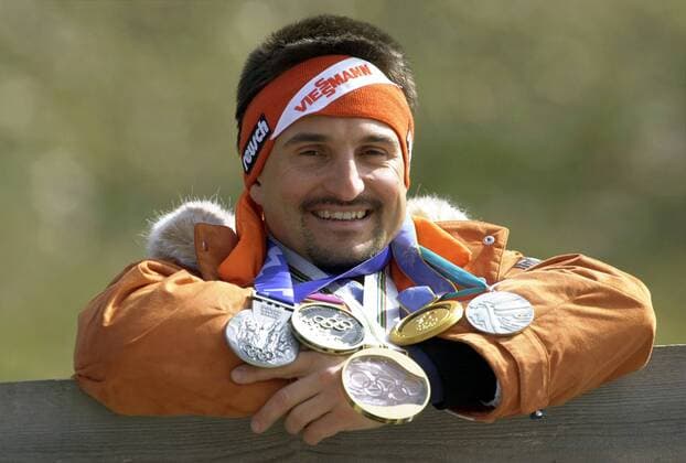 Georg Hackl (Deutschland) mit seinen vielen Olympiamedaillen während der Präsentation der Olympiabekleidung für Salt Lake City 2002 Rennrodeln OS Winter Herren Vorschau 2001, Olympische Winterspiele Salt Lake City 2002, Spiele, Einzelbild Präsentation, Pressetermin, Neuss Rennrodeln OS Winter Herren Vorschau 2001, Olympische Winterspiele Salt Lake City 2002, Spiele, Einzelbild Präsentation, Pressetermin, Neuss