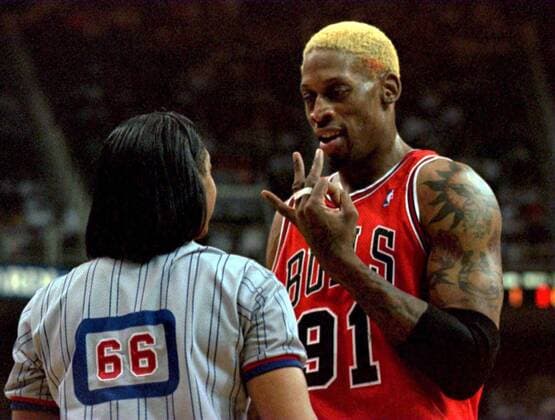 Dennis Rodman (Chicago Bulls) im Gespräch mit Schiedsrichterin Susan Knowles  (mia9801070207) Basketball Herren NBA 1997 1998 Gruppe Miami Basketball Herren NBA 1997 1998 Gruppe Miami