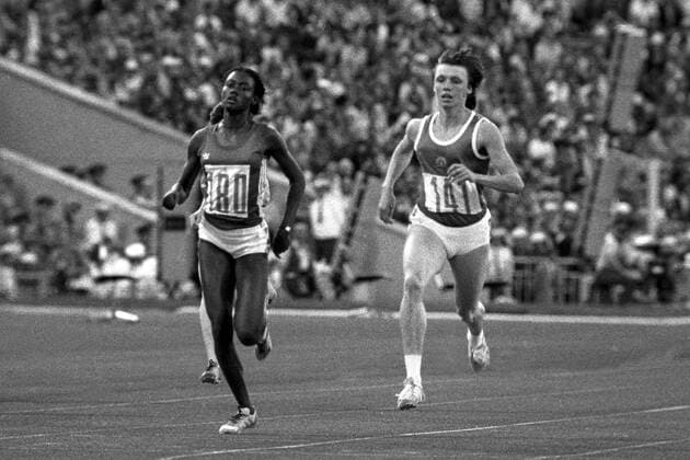 Bärbel Wöckel (DDR, re.) und Merlene Ottey (Jamaika) Leichtathletik OS Sommer Damen Olympische Spiele Moskau 1980, Sommerspiele, Nationaltrikot Gruppe Moskau Dynamik, Leichtathletik OS Sommer Damen Olympische Spiele Moskau 1980, Sommerspiele, Nationaltrikot Gruppe Moskau Dynamik,