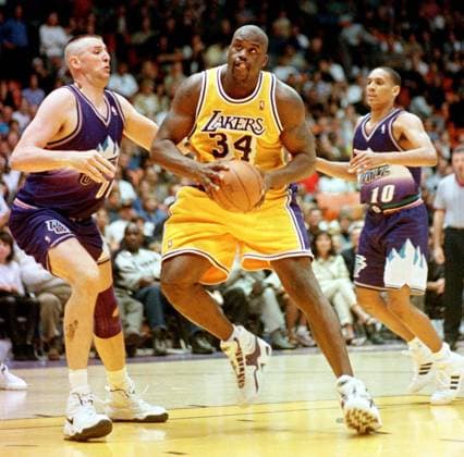 Shaquille O Neal (re., Los Angeles Lakers) gegen Greg Ostertag (Utah Jazz) -  (LAP98052305) Basketball Herren NBA 1997 1998 Gruppe Los Angeles, LA, L A Basketball Herren NBA 1997 1998 Gruppe Los Angeles, LA, L A