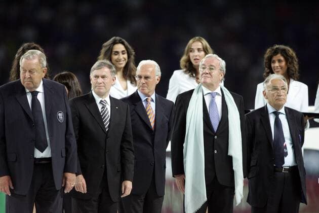 Podium, v.li.: UEFA Präsident Lennart Johansson (Schweden), Bundespräsident Horst Köhler, OK Chef Franz Beckenbauer (beide Deutschland), FIGC Präsident Guido Rossi (Italien), FFF Präsident Jean Pierre Escalettes (Frankreich) -  Fußball Länderspiel Herren WM 2006, Nationalmannschaft, Finale, Endspiel Gruppe Berlin Fußball Länderspiel Herren WM 2006, Nationalmannschaft, Finale, Endspiel Gruppe Berlin