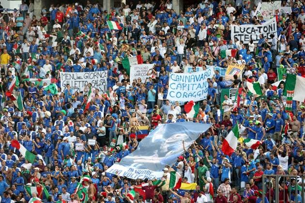 Italienische Fans mit Nationalfahnen und Plakaten auf der Tribüne des Berliner Olympiastadions -  Fußball Länderspiel Herren WM 2006, Nationalmannschaft, Italien, Finale Endspiel, Vdig Totale Berlin Fußball Länderspiel Herren WM 2006, Nationalmannschaft, Italien, Finale Endspiel, Vdig Totale Berlin