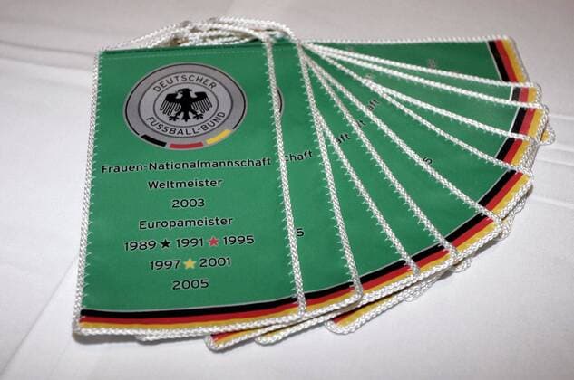 Wimpel mit den Erfolgen der Frauen Nationalmannschaft während der Premiere des Dokumentarfilms - Die besten Frauen der Welt - Es fehlt der Weltmeistertitel von 2007 Fußball WM Damen Filmpremiere 2007, Kinopremiere, Film, Kino, Kinofilm, Nationalteam, Frauenfußball, Frauen Einzelbild Frankfurt M. Fußball WM Damen Filmpremiere 2007, Kinopremiere, Film, Kino, Kinofilm, Nationalteam, Frauenfußball, Frauen Einzelbild Frankfurt M.