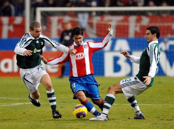 Sergio Aguero (Atletico Madrid, Mitte) gegen Marcelo Mattos (li.) und Alexandros Tziolis (beide Panathinaikos Athen) -  Fußball EC 3 Herren UEFA Cup 2007 2008, Pokal, Europapokal, Atletico Madrid - Panathinaikos Athen 2:1 Gruppe Madrid Dynamik, Kampf, Fußball EC 3 Herren UEFA Cup 2007 2008, Pokal, Europapokal, Atletico Madrid - Panathinaikos Athen 2:1 Gruppe Madrid Dynamik, Kampf,