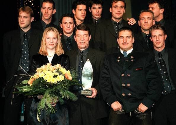 Die Sportler des Jahres 1998, Rennrodler Georg Hackl (4.v.re.) und Skisportlerin Katja Seizinger (beide Deutschland) posieren gemeinsam mit dem Team des 1. FC Kaiserslautern um Trainer Otto Rehhagel (vorn Mitte) Rennrodeln Herren Sportler des Jahres 1998, Ehrung, Auszeichnung, Gala, Sportgala Totale o0 Schorsch Wiesbaden Rennrodeln Herren Sportler des Jahres 1998, Ehrung, Auszeichnung, Gala, Sportgala Totale o0 Schorsch Wiesbaden