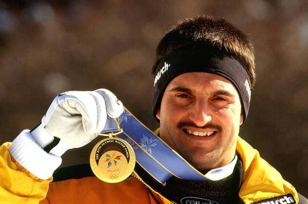 Olympiasieger Georg Hackl (Deutschland) präsentiert seine Goldmedaille Der erfolgreichste olympische Rodler aller Zeiten gewann 1992, 1994 und 1998 Gold und bei seinen ersten Olympischen 1988 Silber Rennrodeln OS Winter Herren Olympische Spiele 1998, Winterspiele, Rodeln, Rennschlitten, Rennschlittensport Porträt Nagano City Freude, Rennrodeln OS Winter Herren Olympische Spiele 1998, Winterspiele, Rodeln, Rennschlitten, Rennschlittensport Porträt Nagano City Freude,