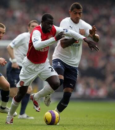 Emmanuel Eboue (Arsenal, li.) gegen Kevin Prince Boateng (Tottenham Hotspurs) - EDITORIAL USE ONLY. No use with unauthorised audio, video, data, fixture lists, club league logos or live services. Online in-match use limited to 120 images, no video emulation. No use in betting, games or single club league player publications. Fußball Herren English Premier League 2007 2008, 1. Englische Liga, Arsenal FC London - Tottenham Hotspur 2:1 Gruppe London Dynamik, Fußball Herren English Premier League 2007 2008, 1. Englische Liga, Arsenal FC London - Tottenham Hotspur 2:1 Gruppe London Dynamik,