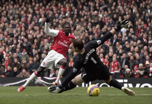 Emmanuel Adebayor (Arsenal) trifft gegen Torwart Paul Robinson (Tottenham Hotspurs) zum 1:0 -  Fußball Herren English Premier League 2007 2008, 1. Englische Liga, Arsenal FC London - Tottenham Hotspur 2:1 Spurs Gruppe London Dynamik, Fußball Herren English Premier League 2007 2008, 1. Englische Liga, Arsenal FC London - Tottenham Hotspur 2:1 Spurs Gruppe London Dynamik,