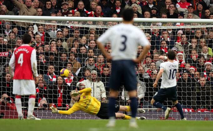 Robbie Keane (Tottenham Hotspurs, re.) scheitert beim Elfmeter an Torwart Manuel Almunia (Arsenal) -  Fußball Herren English Premier League 2007 2008, 1. Englische Liga, Arsenal FC London - Tottenham Hotspur 2:1 Gruppe London Abwehr, Dynamik, Fußball Herren English Premier League 2007 2008, 1. Englische Liga, Arsenal FC London - Tottenham Hotspur 2:1 Gruppe London Abwehr, Dynamik,