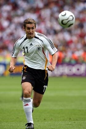 Miroslav Klose (Deutschland) fixiert den Ball -  Fußball Länderspiel Herren WM 2006, Nationalmannschaft, Nationaltrikot, Viertelfinale Einzelbild Berlin Dynamik, Fußball Länderspiel Herren WM 2006, Nationalmannschaft, Nationaltrikot, Viertelfinale Einzelbild Berlin Dynamik,