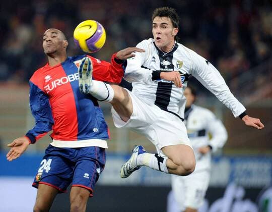 Abdoulay Konko (FC Genua, li.) gegen Luca Cigarini (Parma) -  Fußball Herren Serie A 2007 2008, 1. Italienische Liga, FC Genua 1893 - FC Parma 1:0 Gruppe Genoa CFC Genua Dynamik, Fußball Herren Serie A 2007 2008, 1. Italienische Liga, FC Genua 1893 - FC Parma 1:0 Gruppe Genoa CFC Genua Dynamik,