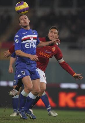 Stefano Lucchini (Sampdoria Genua, li.) gegen Francesco Totti (AS Rom) -  Fußball Herren Serie A 2007 2008, 1. Italienische Liga, AS Roma - Sampdoria Genua 2:0 Gruppe Rom Dynamik, Fußball Herren Serie A 2007 2008, 1. Italienische Liga, AS Roma - Sampdoria Genua 2:0 Gruppe Rom Dynamik,
