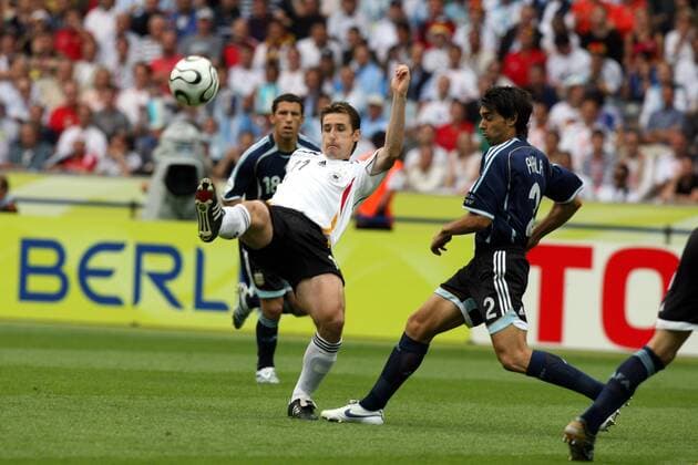 Miroslav Klose (Deutschland, Mitte) gegen Roberto Ayala (Argentinien, re.) -  Fußball Länderspiel Herren WM 2006, Nationalmannschaft, Nationaltrikot, Viertelfinale Gruppe Aufmacher Berlin Dynamik, Fußball Länderspiel Herren WM 2006, Nationalmannschaft, Nationaltrikot, Viertelfinale Gruppe Aufmacher Berlin Dynamik,