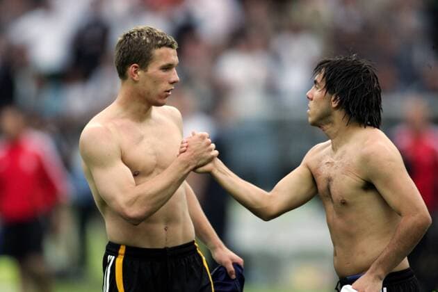 Lukas Podolski (Deutschland, li.) und Carlos Tevez (Argentinien) - shakehands nach dem Trikottausch -  Fußball Länderspiel Herren WM 2006, Nationalmannschaft, Nationaltrikot, Viertelfinale Gruppe Aufmacher Berlin Fußball Länderspiel Herren WM 2006, Nationalmannschaft, Nationaltrikot, Viertelfinale Gruppe Aufmacher Berlin
