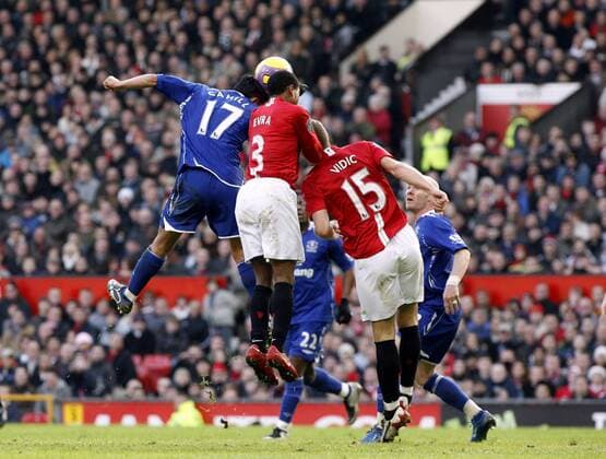 Tim Cahill (Everton) köpft das 1:1 Ausgleichstor gegen Patrice Evra (Mitte) und Nemanja Vidic (beide Manchester United) - Fußball Herren English Premier League 2007 2008, 1. Englische Liga, Manchester United - FC Everton 2:1, ManU Gruppe Manchester Dynamik, Höhe, Fußball Herren English Premier League 2007 2008, 1. Englische Liga, Manchester United - FC Everton 2:1, ManU Gruppe Manchester Dynamik, Höhe,