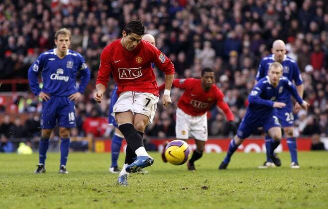 Cristiano Ronaldo (Manchester United) erzielt per Elfmeter den 2:1 Siegtreffer gegen den FC Everton -  Fußball Herren English Premier League 2007 2008, 1. Englische Liga, Manchester United - FC Everton 2:1, ManU Einzelbild Manchester Dynamik, Fußball Herren English Premier League 2007 2008, 1. Englische Liga, Manchester United - FC Everton 2:1, ManU Einzelbild Manchester Dynamik,