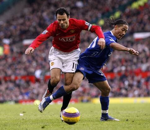 Ryan Giggs (Manchester United, li.) gegen Steven Pienaar (Everton) -  Fußball Herren English Premier League 2007 2008, 1. Englische Liga, Manchester United - FC Everton 2:1, ManU Gruppe Manchester Dynamik, Fußball Herren English Premier League 2007 2008, 1. Englische Liga, Manchester United - FC Everton 2:1, ManU Gruppe Manchester Dynamik,