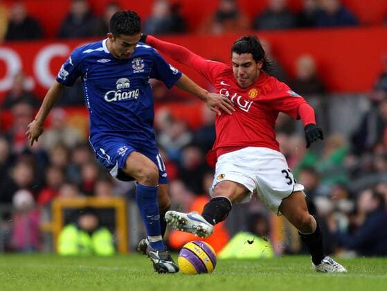 Carlos Tevez (Manchester United, re.) gegen Tim Cahill (Everton) - EDITORIAL USE ONLY. No use with unauthorised audio, video, data, fixture lists, club league logos or live services. Online in-match use limited to 120 images, no video emulation. No use in betting, games or single club league player publications. Fußball Herren English Premier League 2007 2008, 1. Englische Liga, Manchester United - FC Everton 2:1, ManU Gruppe Manchester Dynamik, Fußball Herren English Premier League 2007 2008, 1. Englische Liga, Manchester United - FC Everton 2:1, ManU Gruppe Manchester Dynamik,