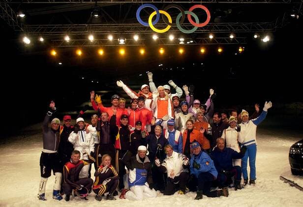 Deutscher Olympiakader mit u.a. Georg Hackl (Mitte), Sylke Otto (re.daneben) sowie Markus Wasmeier (3.v.re. unten) und Designer Willi Bogner (Schweiz li. daneben) bei der Präsentation der deutschen Olympiakollektion für die olympischen Winterspiele 2002 Rennrodeln OS Winter Olympische Winterspiele 2002 Spiele Salt Lake City Vorschau 2001 Modenschau Kollektion Einkleidung Totale Ausrüster Nationalteam Ausstatter Modedesigner Neuss Shooting Rennschlittensport Rennrodeln OS Winter Olympische Winterspiele 2002 Spiele Salt Lake City Vorschau 2001 Modenschau Kollektion Einkleidung Totale Ausrüster Nationalteam Ausstatter Modedesigner Neuss Shooting Rennschlittensport