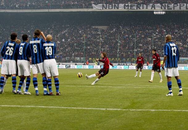 Andrea Pirlo (AC Mailand, Mitte) - Freistoß zum 1:0 gegen die Mauer von Inter Mailand, v.li.: Cristian Chivu, Julio Ricardo Cruz, Zlatan Ibrahimovic und Esteban Cambiasso - Fußball Herren Serie A 2007 2008, 1. Italienische Liga, FC Internazionale Mailand - AC Mailand 2:1, Milan Totale Mailand Dynamik, Fußball Herren Serie A 2007 2008, 1. Italienische Liga, FC Internazionale Mailand - AC Mailand 2:1, Milan Totale Mailand Dynamik,