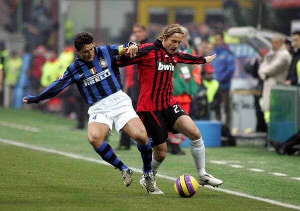 Massimo Ambrosini (AC Mailand, re.) gegen Javier Zanetti (Inter Mailand) - Fußball Herren Serie A 2007 2008, 1. Italienische Liga, FC Internazionale Mailand - AC Mailand 2:1, Milan Gruppe Mailand Dynamik, Fußball Herren Serie A 2007 2008, 1. Italienische Liga, FC Internazionale Mailand - AC Mailand 2:1, Milan Gruppe Mailand Dynamik,